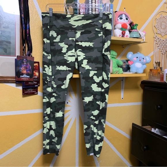 Lululemon Fast & Free Tight 25" Non Reflective Nulux
Heritage Camo Crispin Green - Picture 3 of 11